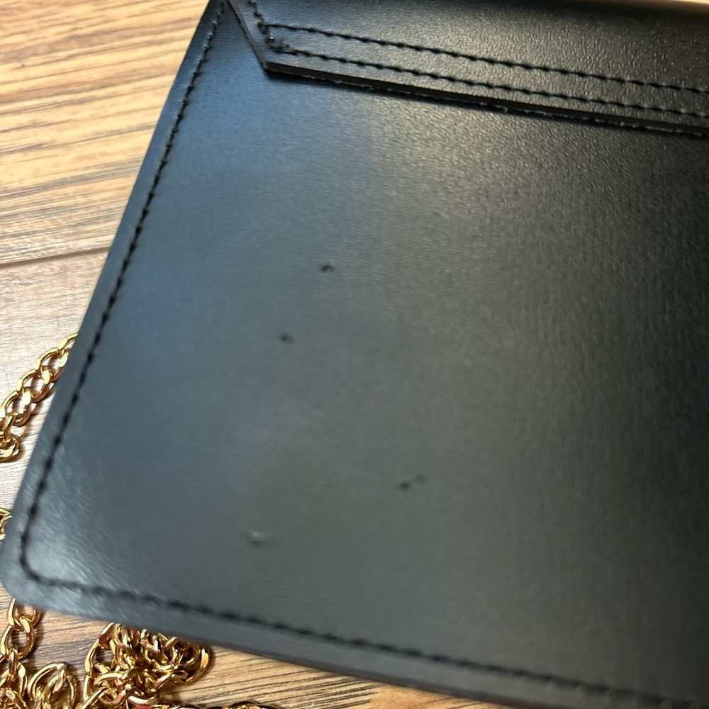 Elegant Black Leather and Gold Chain Shoulder Bag - Picture 5 of 6